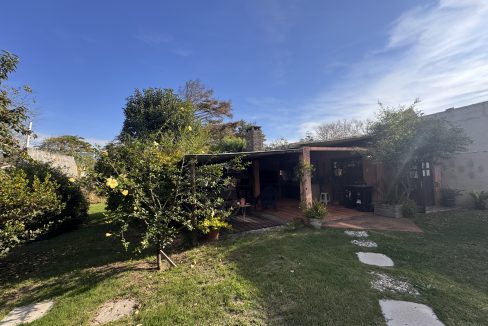 Fondo, jardin, parrillero techado